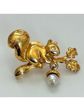 Vintage Avon Squirrel Brooch – Gold-Tone Pin with Dangling Pearl Acorn